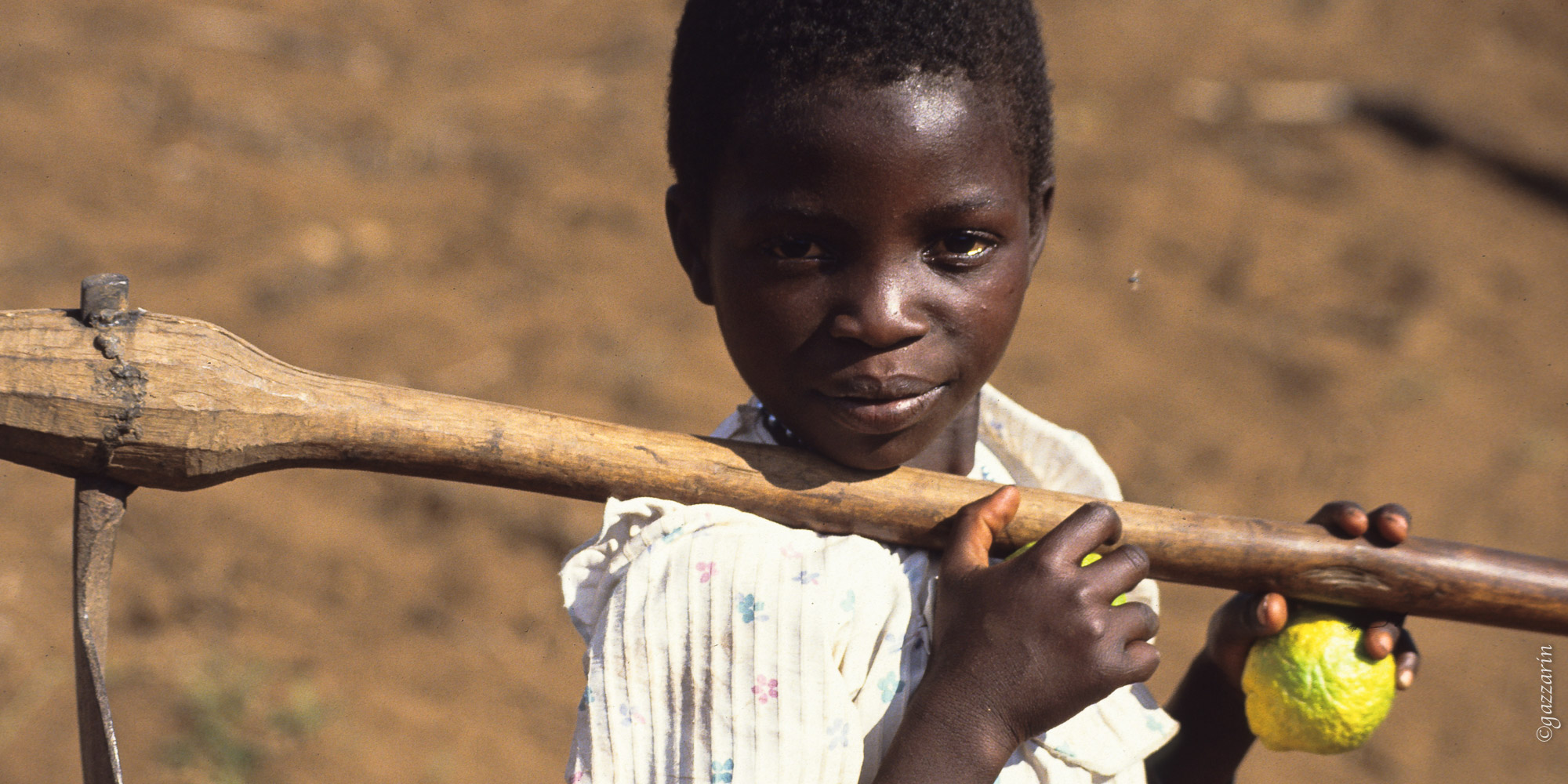 Mädchen mit Zitrone (Tanzania)