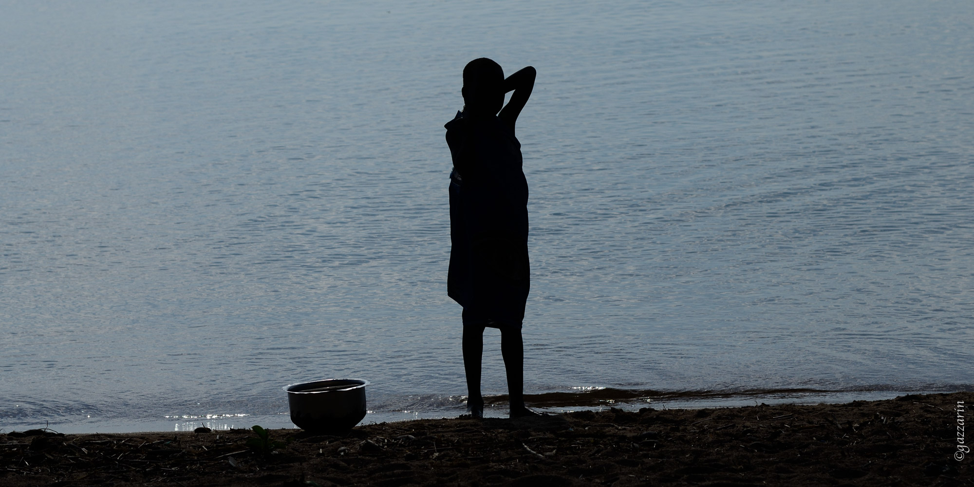 Wasser holen (am Malawi-See)