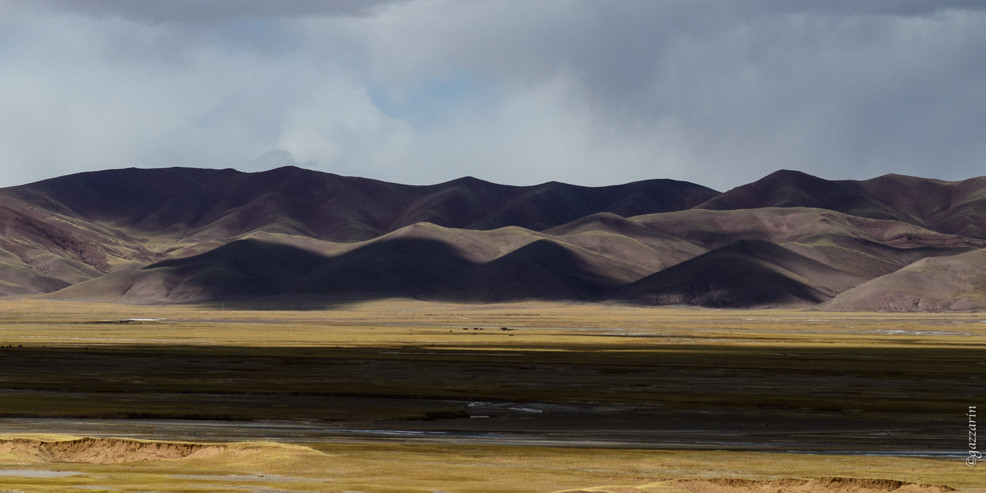 Wolkenzug mit Schattenspielen (Tibet)