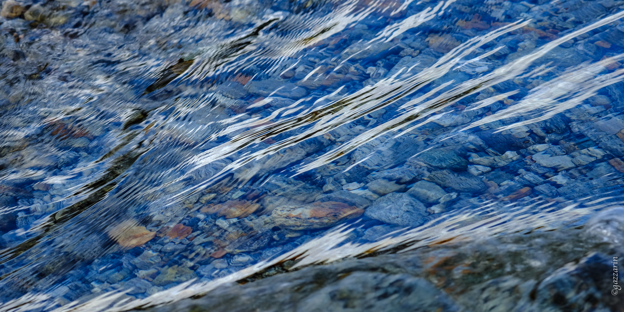 blauer Wasserlauf (Vercasca, TI)